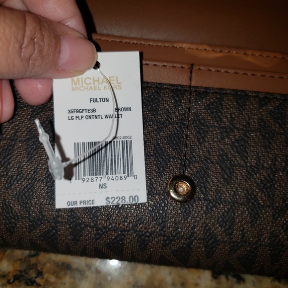 MK Tote purse w/ wallet - Picture 5 of 5